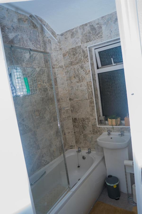 The Private Villa, Northampton Centre, 9 Beds, 5 Bedrooms, Sleeps 12 Exterior photo